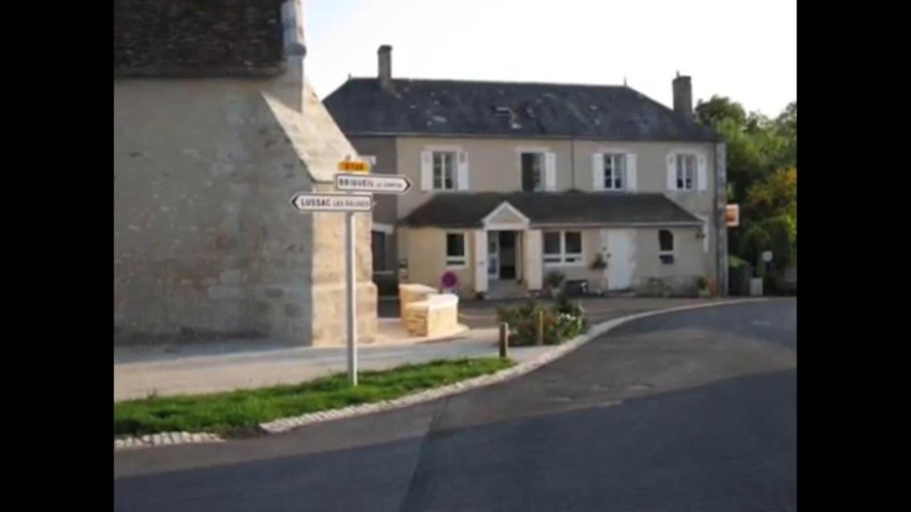 Chambres D'Hotes La Chaumiere Coulonges  Buitenkant foto